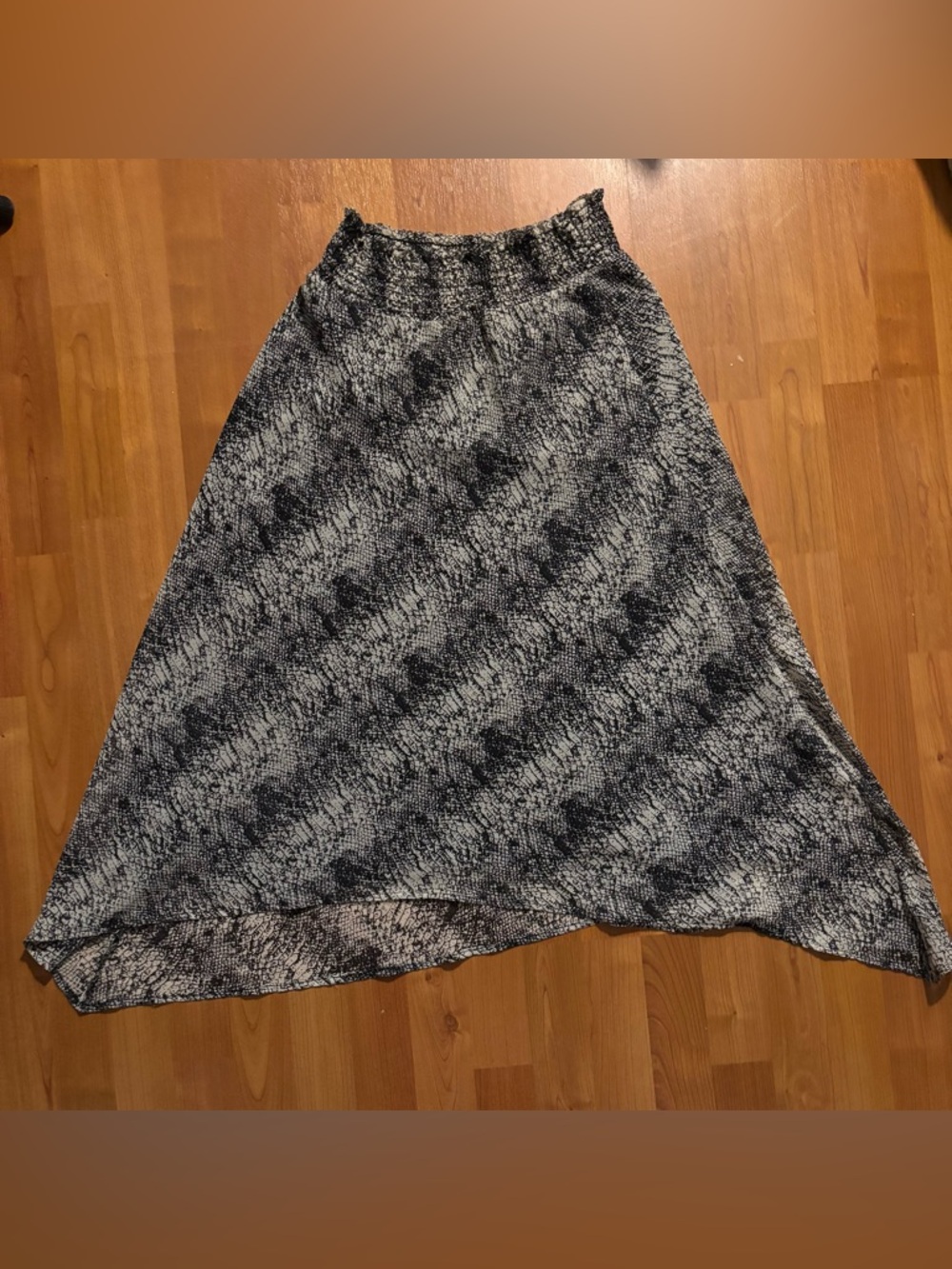 Women’s Veronica M. black and gray snake print midi skirt Size M